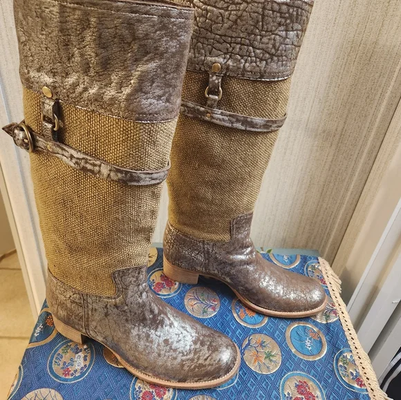 靴 MIU MIU Leather boots 37 Miu Miu Boots Size 37 EU: High-Leg Leather Design